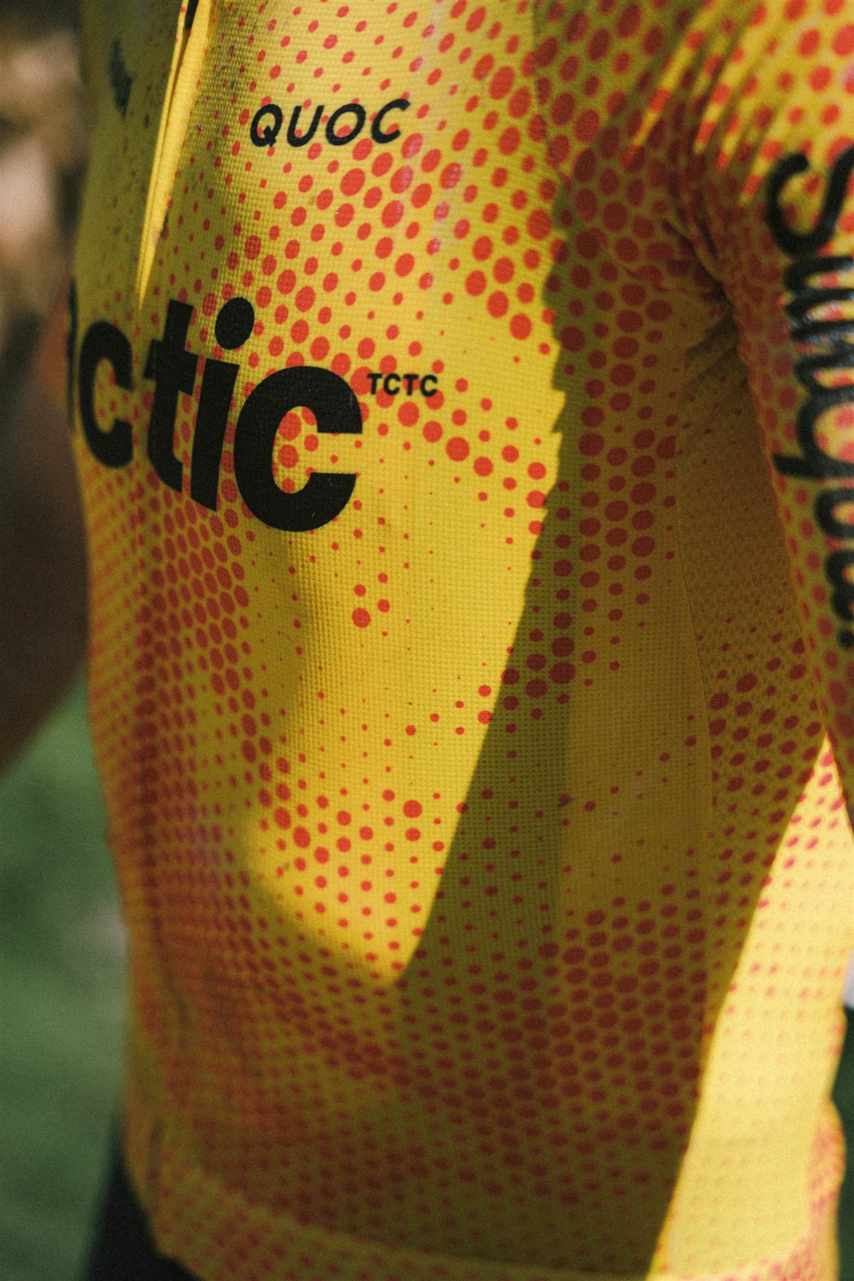 Wielrenner in een custom clubtenue van Tactic