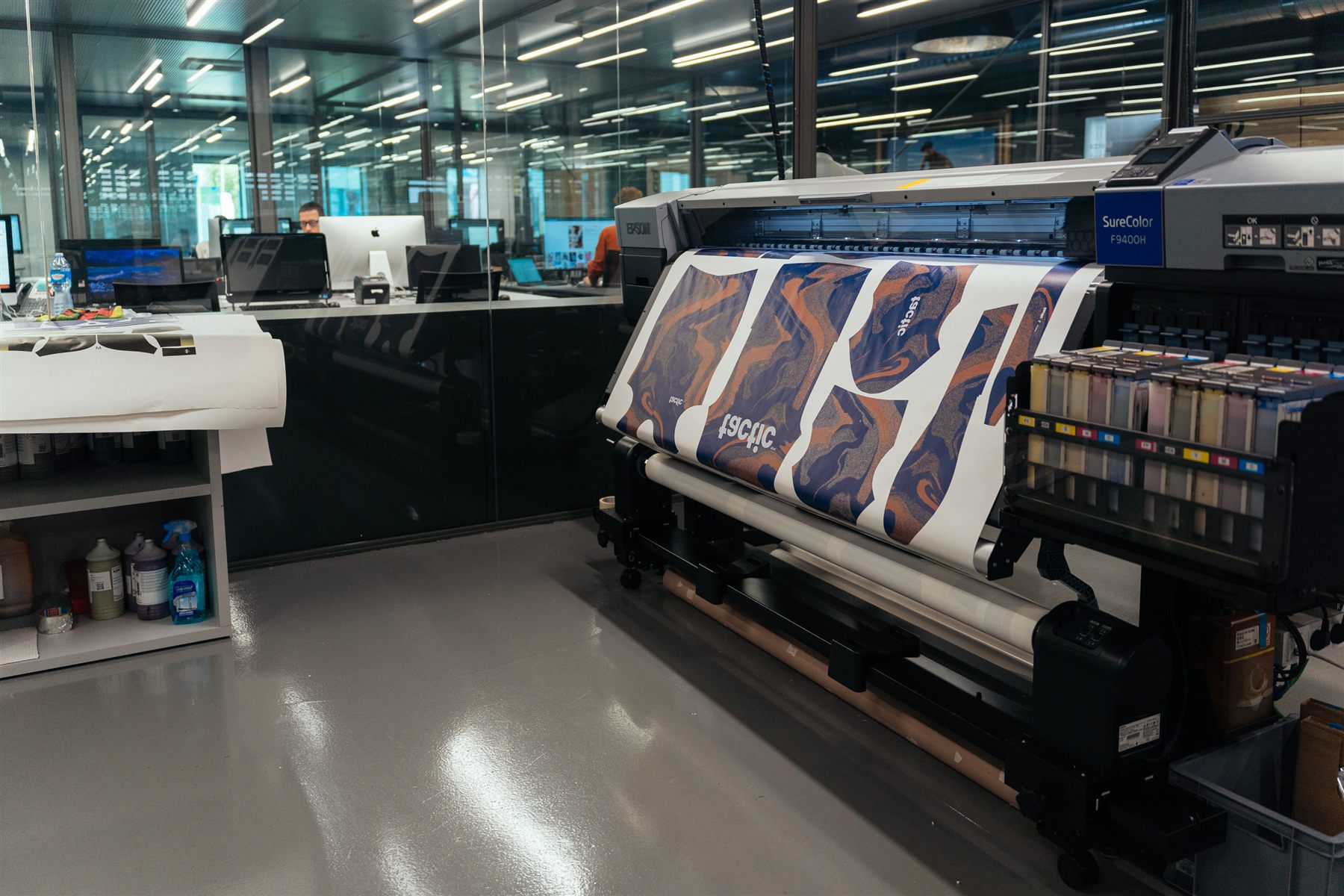 Kleur- en stofstalen in de fabriek in Girona