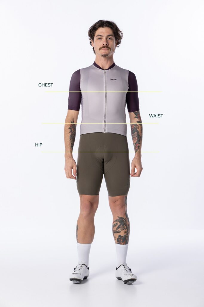 Meetlijnen voor borst, taille en heup op een model in Tactic-kleding
