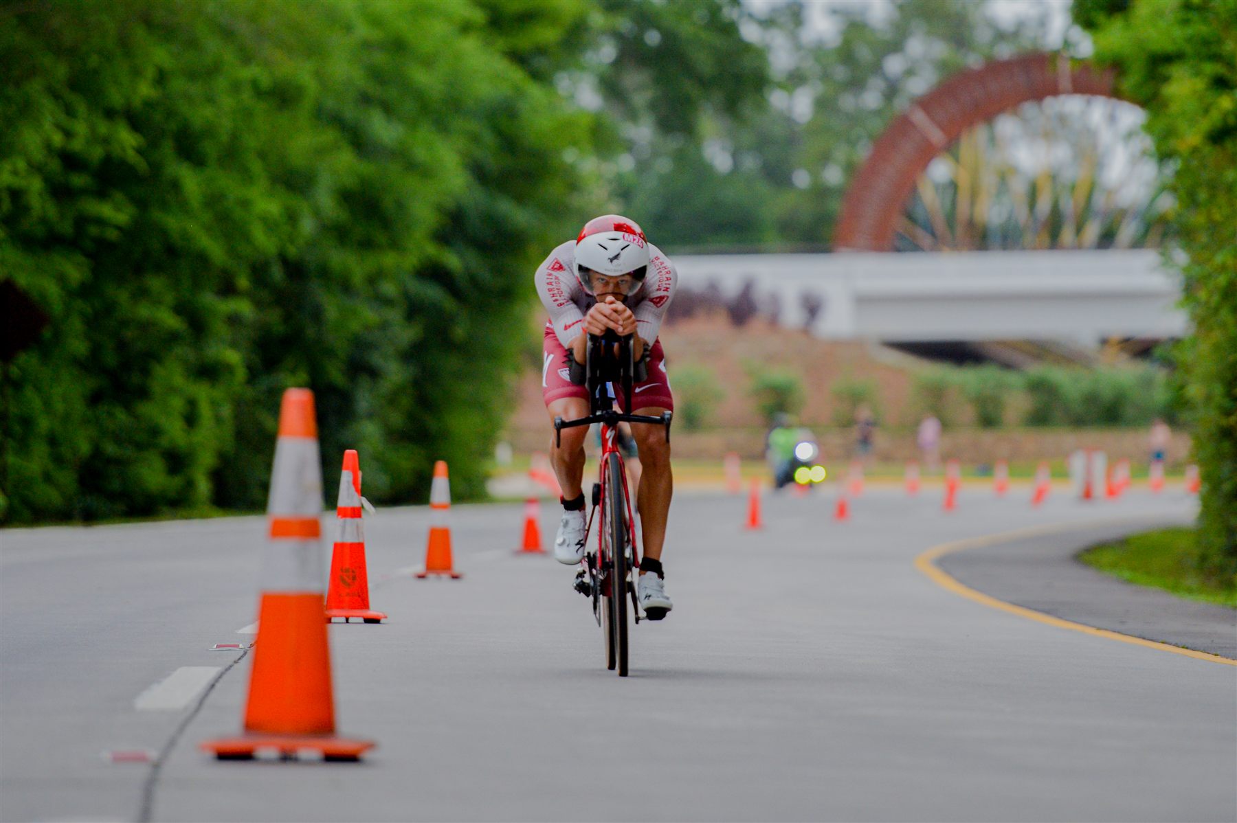 Triathleet op fiets in Tactic tenue